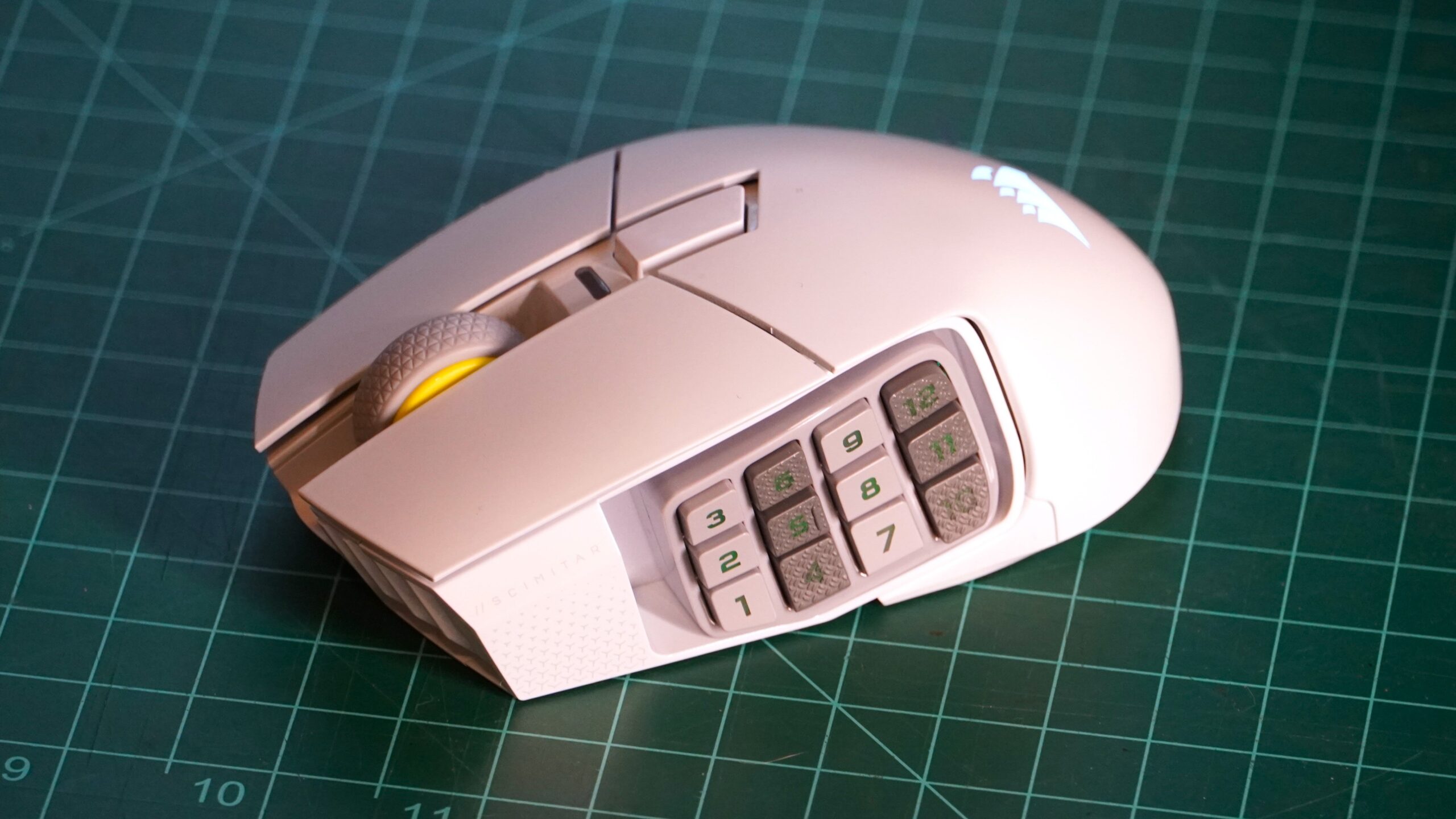 Обзор игрової миші Corsair Scimitar Elite SE: поєднання класики та сучасних технологій