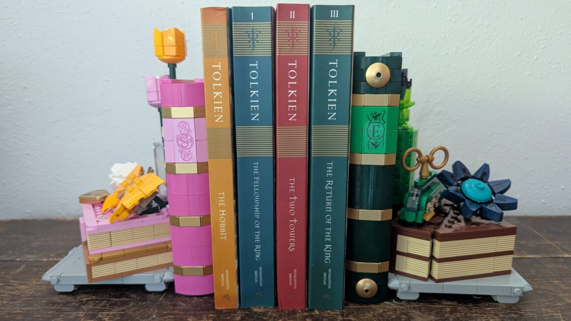 Впечатляющие книжные подставки LEGO по мотивам «Ужасных» — Глинда и Эльфаба, которые борются с гравитацией